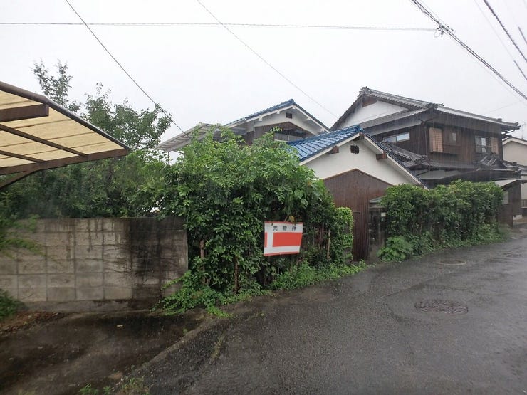 【外観】
外観を東側より撮影(雨天時)