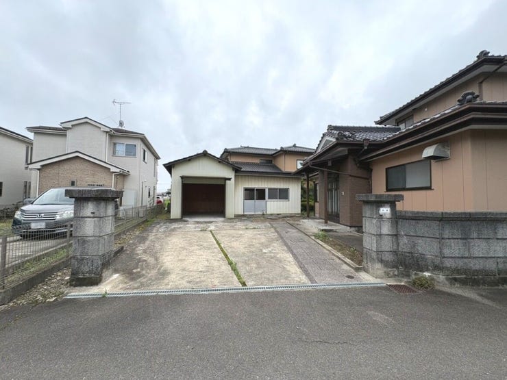 バス停徒歩3分で駅へのアクセスにも便利な環境です。