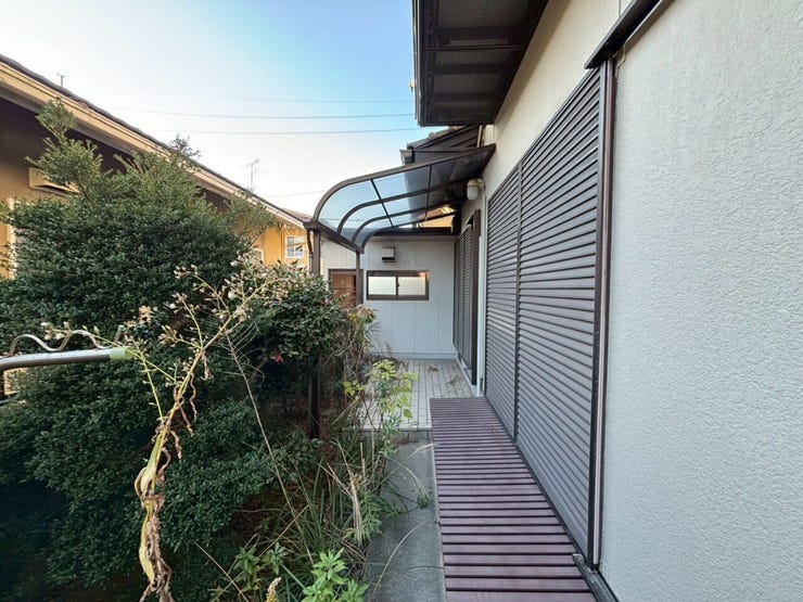 リフォーム前写真:和室とリビングの掃き出し窓の向こう側は庭になっています♪リビングの方は屋根付きのスペースがありますよ♪