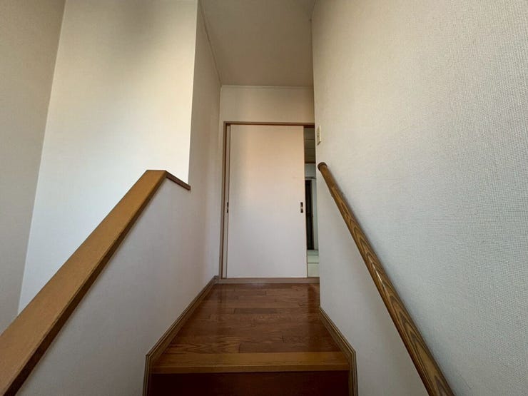 リフォーム前写真:階段を上がった所です♪正面が6帖和室です♪
