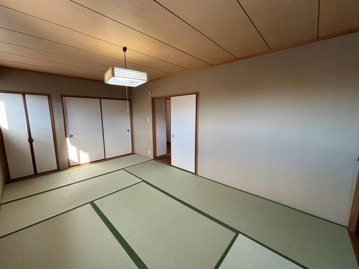 リフォーム前写真:2階奥の7.5帖和室を別角度から♪