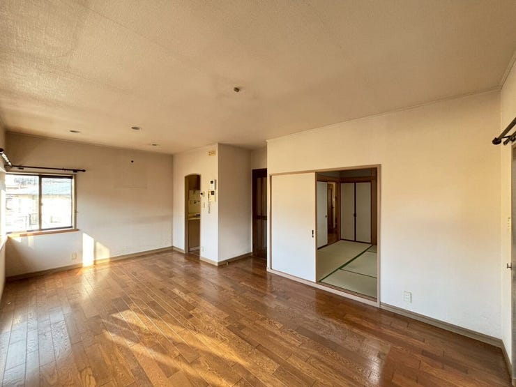リフォーム前写真:明るく開放的なリビング♪和室は扉で繋がっており、キッチンへの入り口は開口しています♪