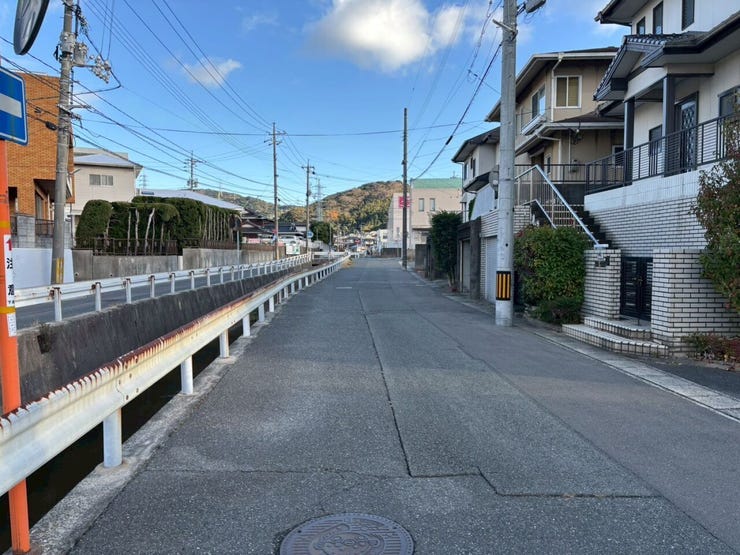 リフォーム前写真:前面道路です♪ドラッグストアコスモスが近くにあります♪