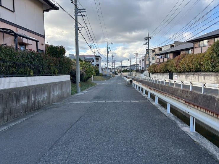 リフォーム前写真:先ほどとは反対の方向を見た前面道路です♪