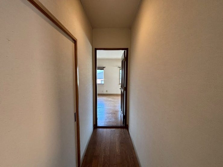 リフォーム前写真:玄関から右手側に進むとリビングへと繋がっています♪