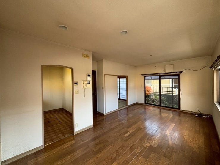 リフォーム前写真:リビングを別角度から♪3面採光で明るいお部屋になります♪