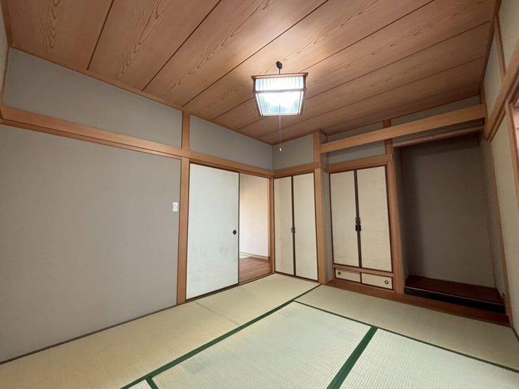 リフォーム前写真:玄関入ってすぐの和室♪押入れ収納、仏間、床の間がある造りになっています♪