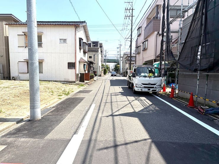 西側前面道路
