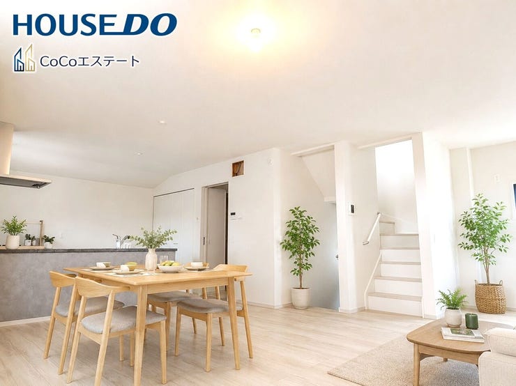 □■リビング■□※家具・小物・CG等はイメージです。
21.8帖LDK♪
ご家族が集まる中心となる開放的なリビング♪
大きなテレビを置いたり、家具選びにこだわったりと楽しみが広がりますね。