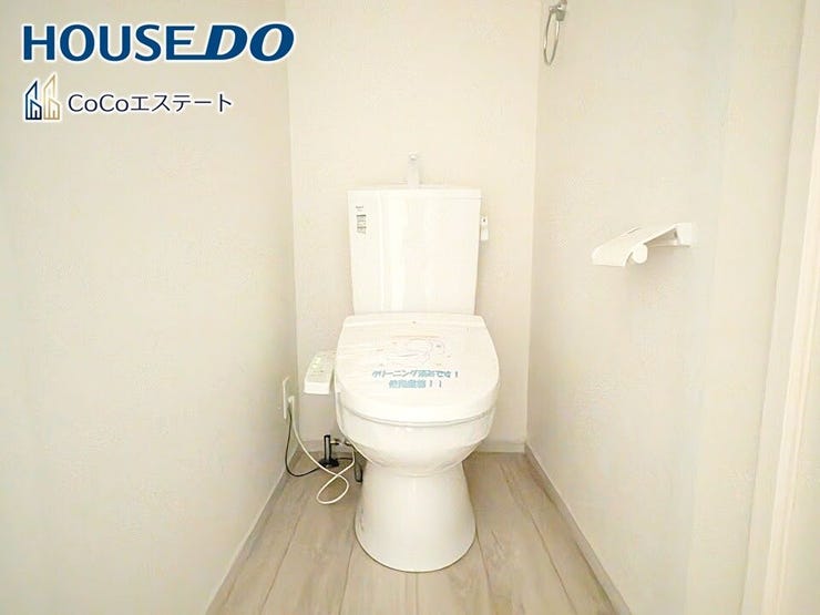 □■トイレ■□
温水洗浄便座付きトイレ♪
冬場や冷え込む時期にもお尻を温かく快適に保ちます。
また、汚れにくく掃除しやすい設備です。