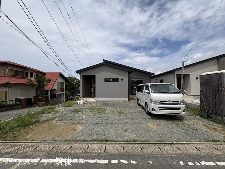 【A棟:駐車2台可】南西側と北西側の道路に面した角地です。敷地内には並列で2台以上の駐車が可能なスペースを確保しており、前面道路もゆとりがあるためスムーズに出し入れできます。