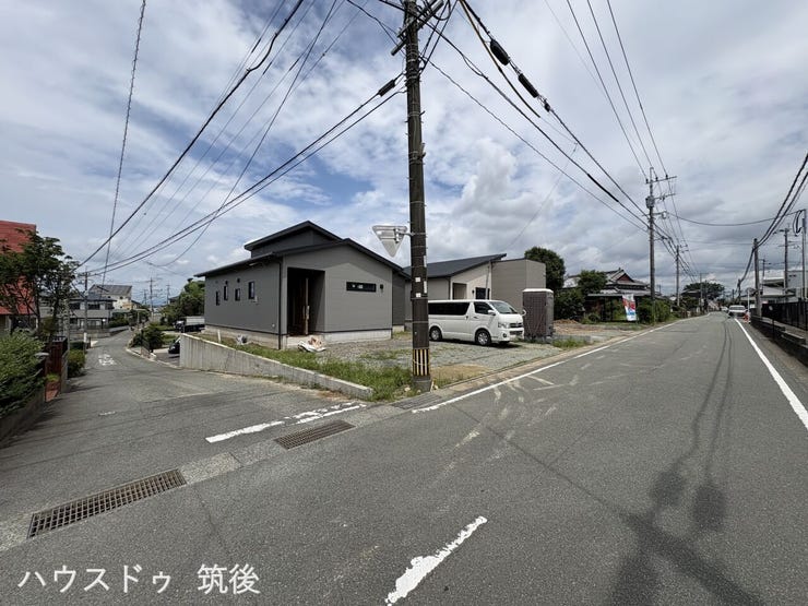 【A棟:2面接道の角地】南西側(約5.5m)と北西側(約4.3m)の2本の道路に面した角地です。周囲に遮るものがなく、どちらの道路からも視界が良く車の出し入れがしやすい環境です。