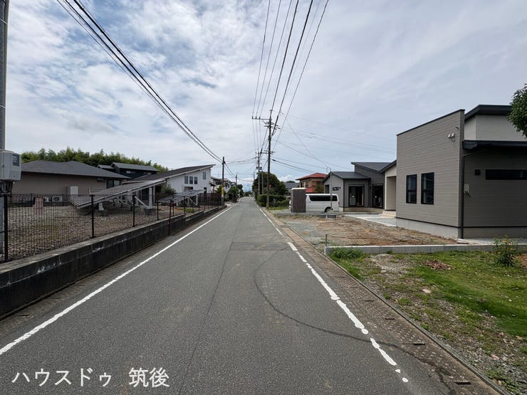【前面道路幅員約5.5m】ゆとりある幅員の前面道路に面しており、車の出し入れや対向車とのすれ違いも比較的スムーズに行えます。周辺は落ち着いた街並みで、日当たりや通風も確保しやすい開放的な現地環境です。