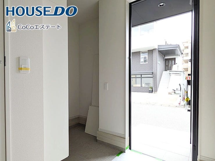 □■玄関■□
いつでもスッキリとした玄関でお出迎え♪
散らかりがちな玄関がスッキリ片付く収納力の高い玄関収納が備え付けられてます。