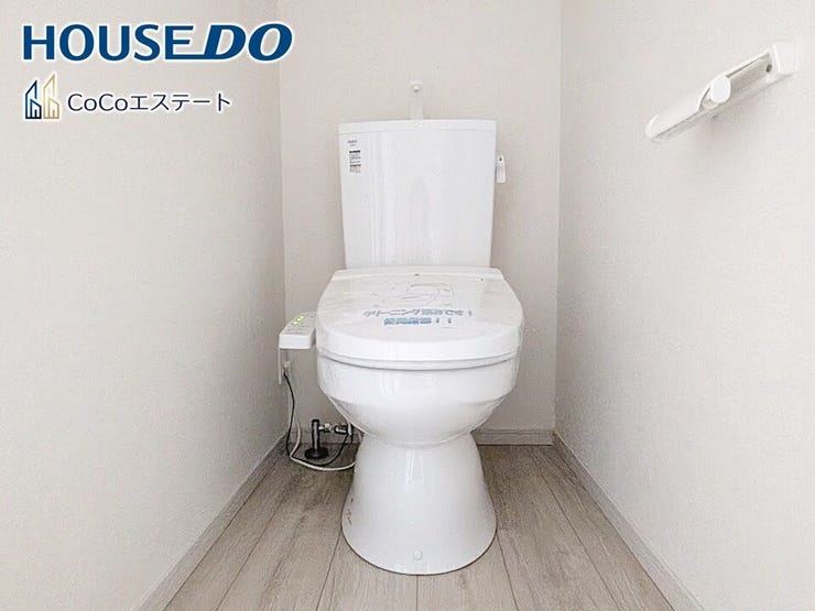 □■トイレ■□
温水洗浄便座付きトイレ♪
冬場や冷え込む時期にもお尻を温かく快適に保ちます。
また、汚れにくく掃除しやすい設備です。