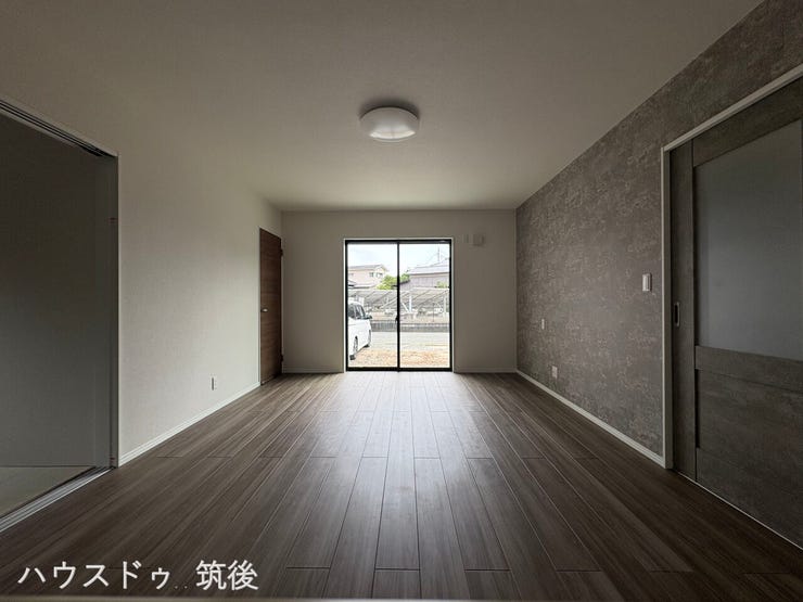 【16帖の広々としたLDK】グレーのアクセントクロスが映えるスタイリッシュなリビング。全室LED照明付きです。ZEH水準の断熱性能とオール電化仕様で、一年中快適に過ごせる新築4LDK平家建です。