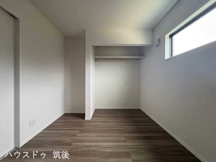 【オープン収納のある4.75帖洋室】扉のないオープンクローゼットを採用し、限られた空間を有効に広く使える設計です。高い位置に横長の窓を配置しているため、外からの視線を遮りつつ採光を確保できます。