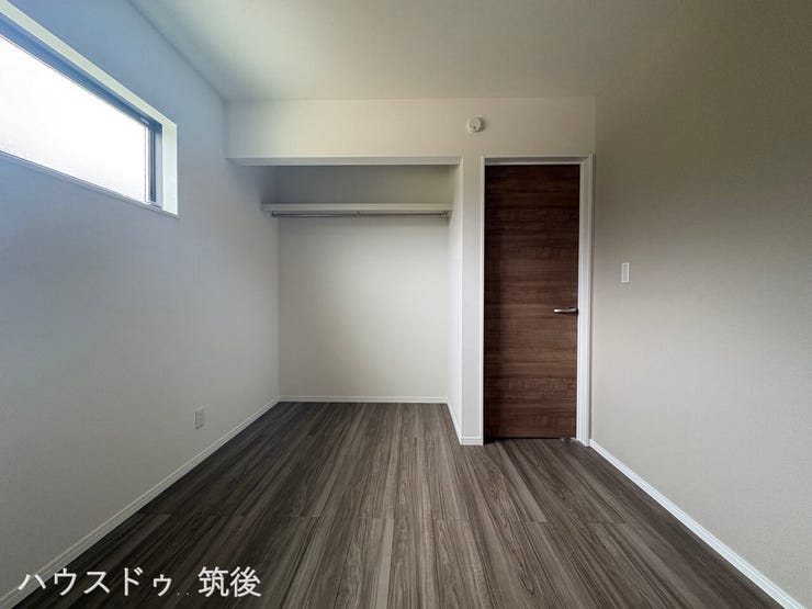 【オープンクローゼット付きの4.5帖洋室】扉をなくしたオープンタイプのクローゼットを採用し、空間を広く見せる工夫が施されています。高めの位置に窓を配置することで、家具のレイアウトもしやすいお部屋です。