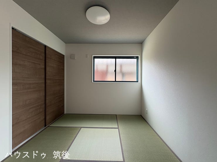 【収納付きの4.5帖和室】客間や家事スペースなど、多目的に使える落ち着いた和空間です。寝具などの片付けに便利な押入を備えています。
