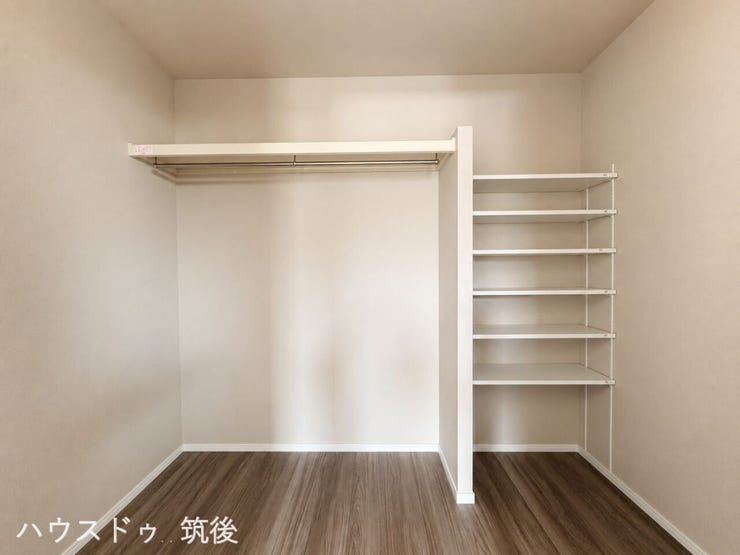 【WIC(ウォークインクローゼット)】主寝室に備えられた大容量の収納空間です。衣類を掛けられるハンガーパイプだけでなく、バッグや小物の整理に便利な可動棚タイプのシステム収納も完備しています。