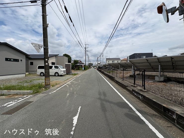 【前面道路(別角度)】反対側から撮影した前面道路の様子です。幅員約5.5mの道路は、見通しが良くすっきりとした印象。交通量も比較的少なく、駐車が苦手な方でも落ち着いて出し入れがしやすい環境です。