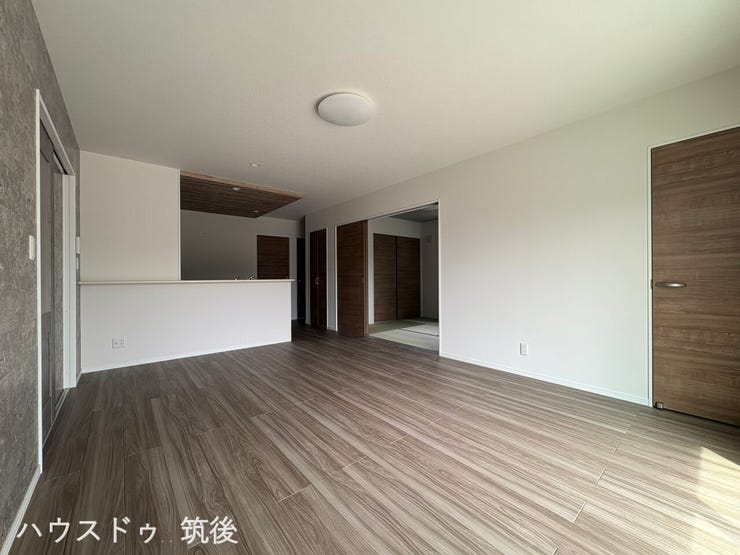 【和室と隣接するLDK】16帖のLDKに4.5帖の和室が隣接しており、引き戸を開放することでさらに広々とした一体空間としてお使いいただけます。ライフスタイルや来客に合わせて柔軟に活用できる間取りです。