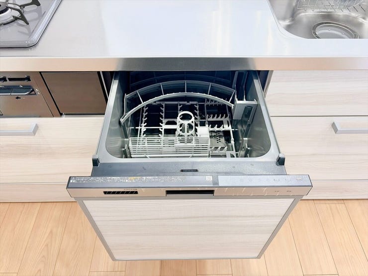 家族全員の使った食器はまとめて食洗機へ!家事の時短にはありがたい設備ですね。食後の面倒な後片付けを任せることで、夜の自由時間がグッと増え、ご家族でテレビを見たり団らんしたりする時間を楽しめます。