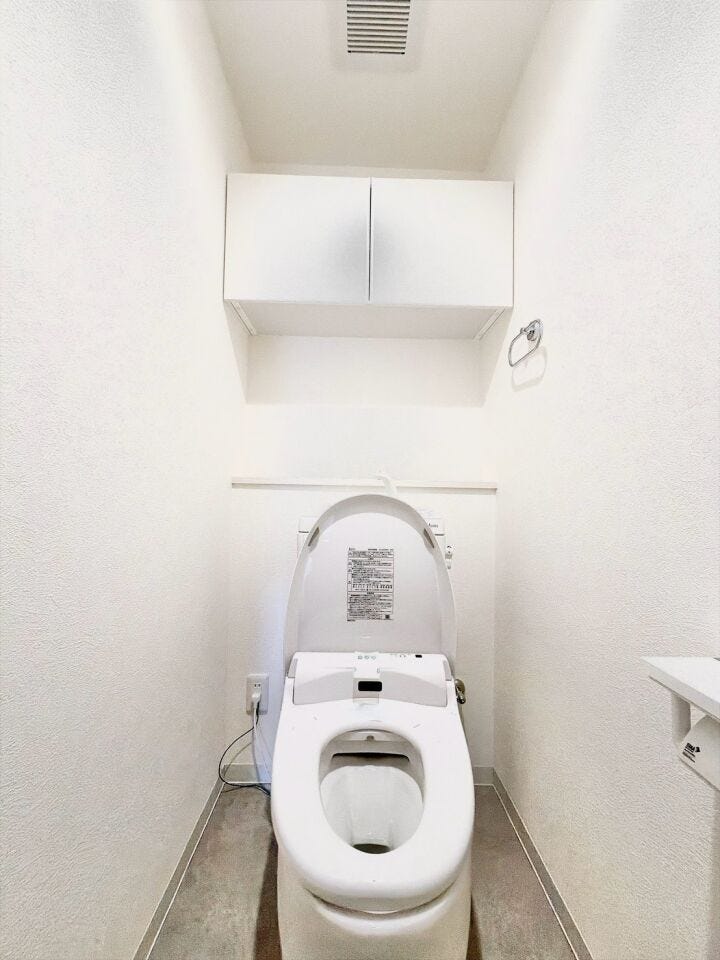 明るくて清潔感のあるトイレスペース。毎日何度も使う場所だからこそ、ホッと落ち着けるインテリアにこだわりました。白を基調とした爽やかな空間が、日々の暮らしの中にさりげない癒やしのひと時をもたらします