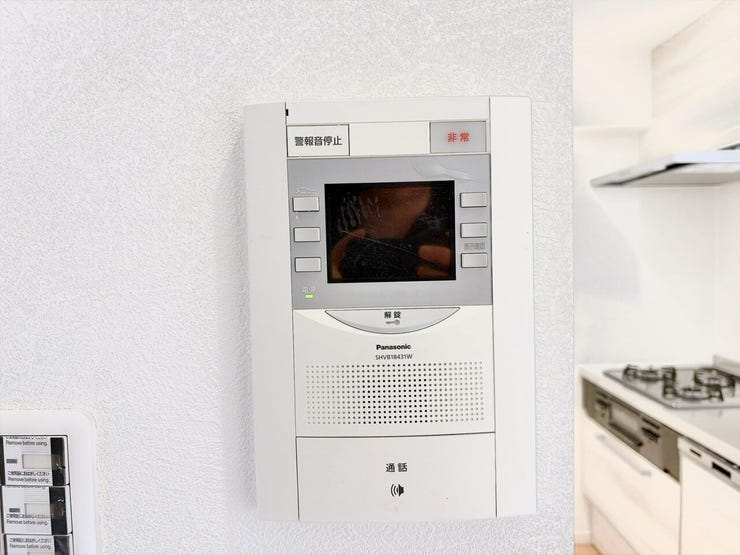 来客時に便利なTVモニター付きインターホン!お子様のお留守番にも安心です♪ 訪問者の顔や様子を室内からしっかり確認してから応対できるため、不審な勧誘や突然の来客にも落ち着いて対応できます。