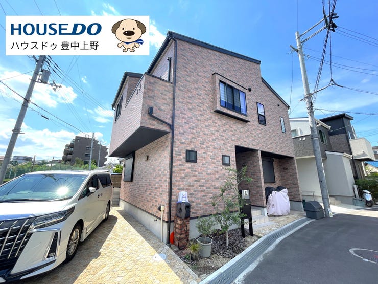 【外観】
南東角地の開放感に、レンガ調の外観が映える一邸。2023年4月築らしい清潔感と重厚さが調和し、街並みに上質な存在感を添えています。