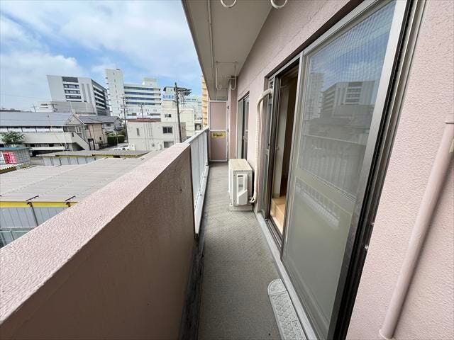 2部屋を繋ぐバルコニーはゆったりと、洗濯物も気持ちよく干せそうですね。