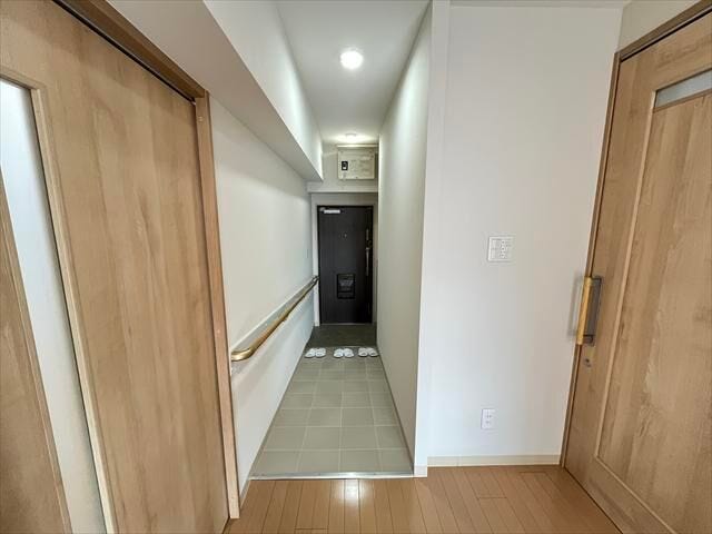 玄関から段差を解消された造りです!全居室の扉は上吊り引き戸となっています。床面がフラットにあるため、車椅子での行き来がしやすくなり、お掃除も楽になります♪