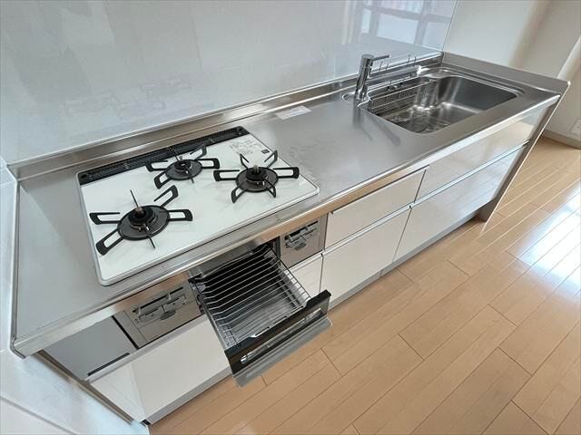 3種類の同時調理が可能な3口コンロも標準装備です!
