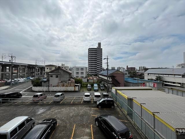 バルコニーからの眺望です。光を遮る建物がなく、日当たり・通風共に良好です◎