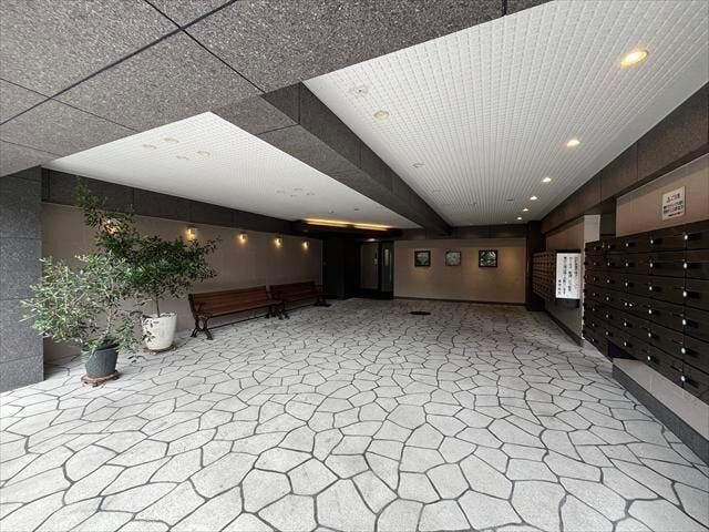 マンション南東側エントランスです。広々としたエントランススペースは、訪れる人々を温かく迎えます。