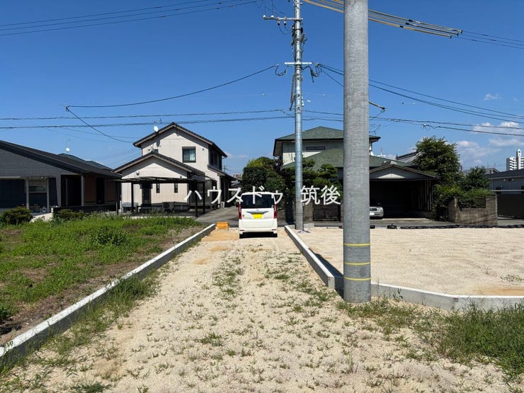 道路から敷地内へ入るアプローチ部分。現地で幅員や使い方をご確認ください。
