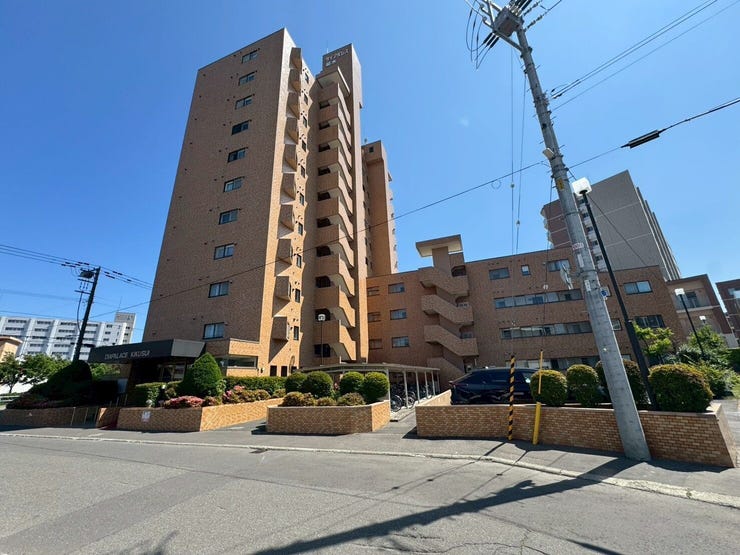 【外観】
《外観写真》
地下鉄東西線【菊水】駅 徒歩5分!
毎日の暮らしに便利な立地のマンションです。