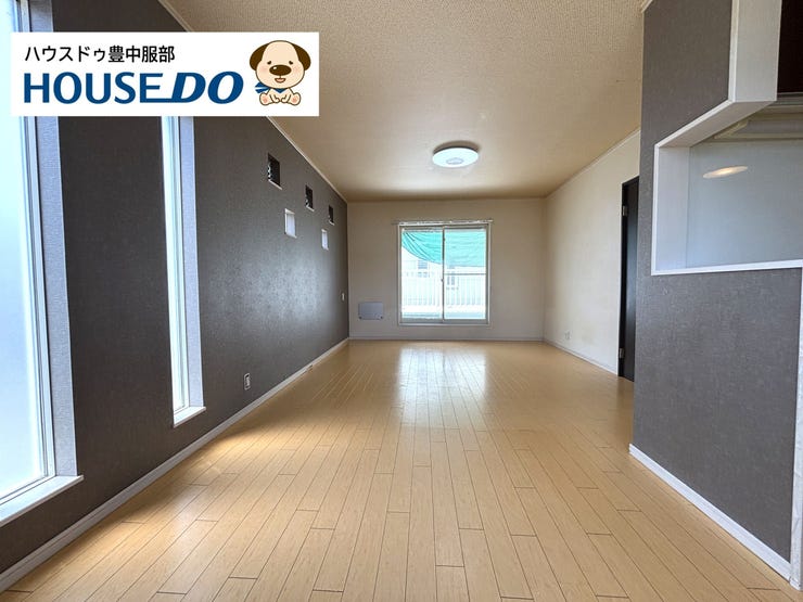 【外観】
【LDK】
アクセントクロスが空間を引き締める約18.5帖のリビング。窓が多く、自然光がふわっと入る明るい居心地の良い空間です。