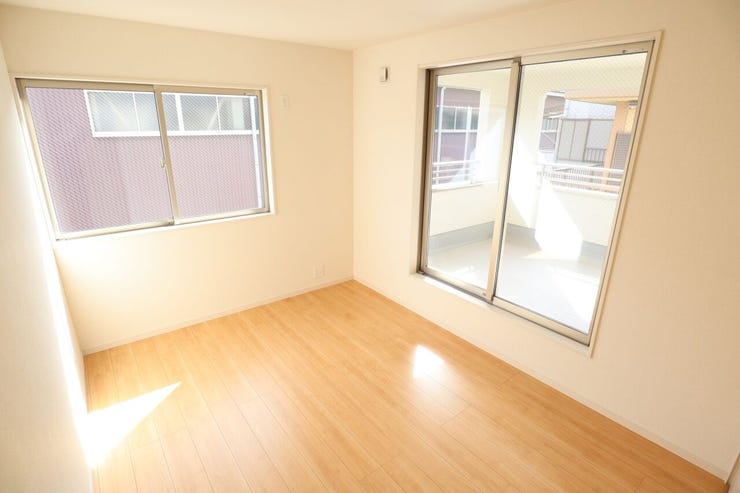 洋室 同仕様
全室南向き!2面採光で明るく風通しの良いお部屋です!