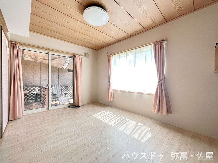 お子様の遊び場から来客用の寝室など使い勝手の良いリビング横の洋室♪