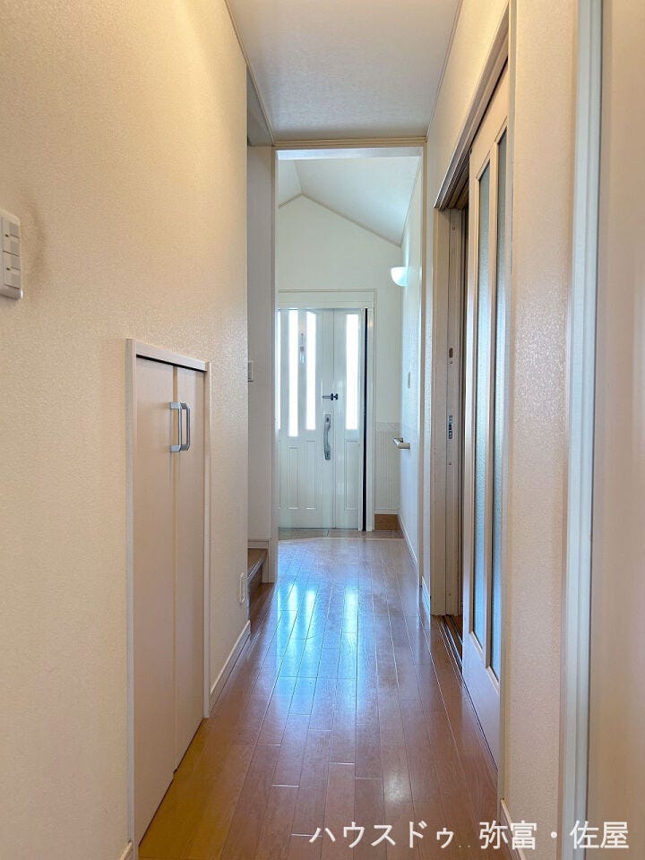 あると便利な階段下収納☆非常用品や掃除道具など収納できます(^^)
