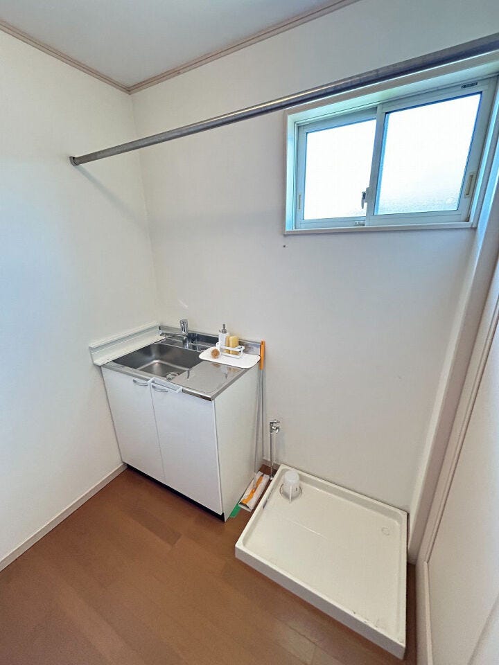2階にミニキッチンと洗濯機置き場があります!雨の日や花粉の季節に便利な室内物干し付!