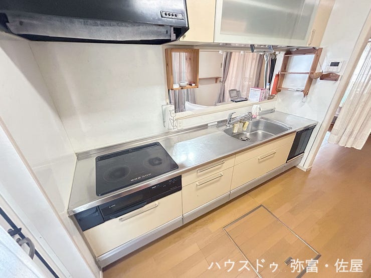 家族とコミュニケーションが取れるのが対面キッチンの魅力です♪小さなお子様がいるご家庭はリビングへ目が届くので安心ですね(^^)