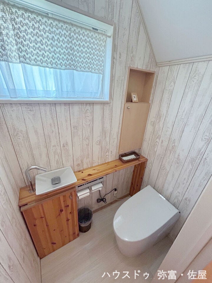 手洗い器付きの1階トイレ♪タンクがないことでトイレ空間がすっきりと広く感じられます(^^)