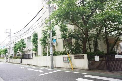 「文京区立根津小学校」敷地内に開園した「区立根津幼稚園」です。
小学校の1階部分に位置し、広い校庭や弥生の森なと?を小学校と一緒に使いながらのひ?のひ?と遊ふ?ことか?て?きます。