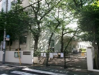 現地から徒歩5分の距離にある「区立根津小学校」。根津幼稚園と同じ敷地内にあるため、お子さんも安心して通学することができます。
