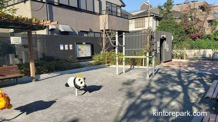 現地から徒歩圏内にある根津二丁目児童遊園。お子さんが歩き疲れない徒歩圏内にあるため、お子さんがのびのびと遊ぶことができ、その様子を安心して見守ることができます。