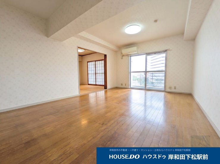 大きな窓から心地よい光が差し込む広々リビング!隣接する和室の引き戸を開放すれば、さらに一体感のある大空間に。家族みんなが自然と集まる明るい憩いの場です♪
