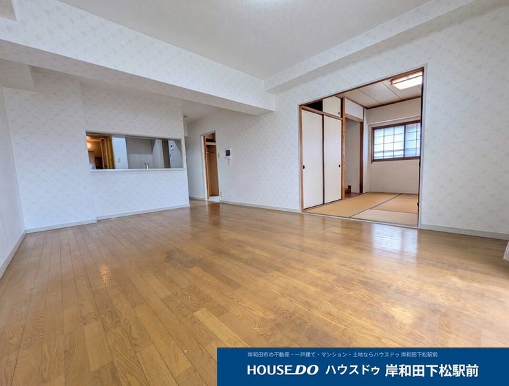 キッチンからリビングや隣の和室まで見渡せる、開放的な間取りです。引き戸を開ければ大空間として使え、小さなお子様の遊び場やゲストのおもてなしにも最適。家族の笑顔が広がる明るいお部屋です♪