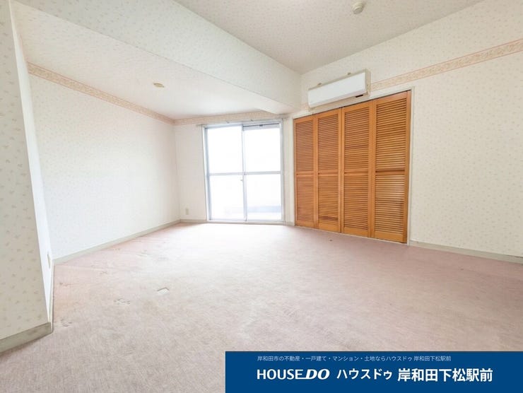優しい色調のゆったりとした洋室です。壁一面に広がる大型のルーバー扉クローゼットを備え、衣類や季節物までたっぷり収納可能。エアコンやバルコニーに面した大きな窓もあり、快適に過ごせるお部屋です♪